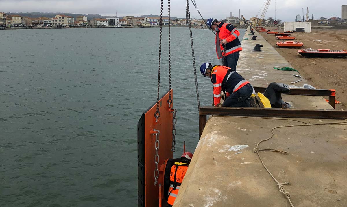 Supervised installation of the first Cone Fender System for PortLa